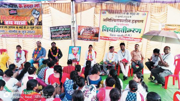 नियमितीकरण के लिए चौथे दिन अनशन, कर्मचारियों का प्रदर्शन