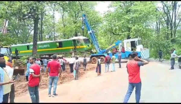 ट्रेन के डिब्बा को दो क्रेनों की मदद  से ट्राला में किया लोड, घंटों जाम