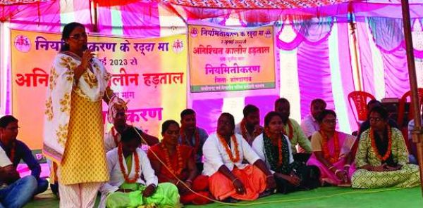 सर्वविभागीय संविदा महासंघ के हड़ताल को समर्थन देने पहुंची लता 