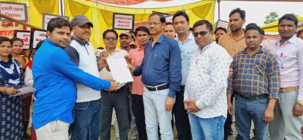पांचवें दिन हड़तालियों को मिला कर्मचारी संगठन व राजनीतिक दलों का साथ