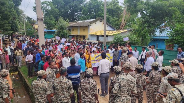 सफाई कर्मियों ने विधायक निवास घेरा जल्द मांग पूरा नहीं होने पर करेंगे आंदोलन