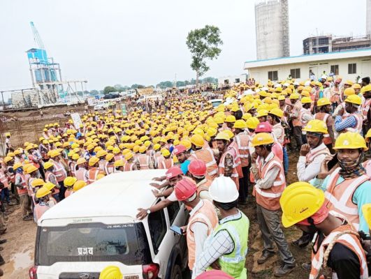निर्माणाधीन सीमेंट संयंत्र में ठेका मजदूरकी मौत, फूटा गुस्सा 