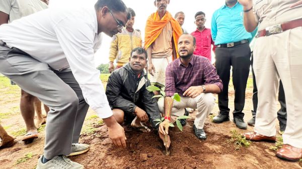 बस्तर में पहली बार रबर  के पौधों का रोपण