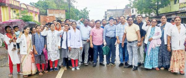 स्वास्थ्य कर्मचारियों की बेमुद्दत हड़ताल जारी, मरीज परेशान