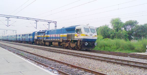 सावन महीने में महादेवसाल स्टेशन पर एक्सप्रेस ट्रेनों का स्टॉपेज मिला