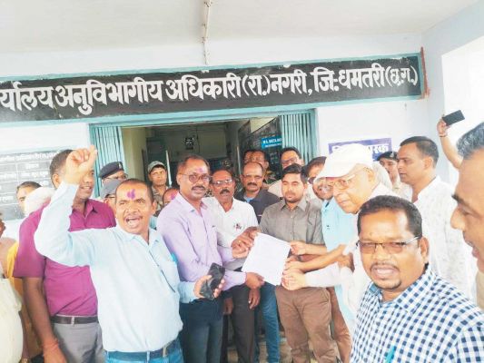 मांगों को लेकर कर्मियों ने हल्ला बोला