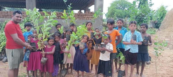 जन्मदिन पर पौधारोपण, बांटे पौधे
