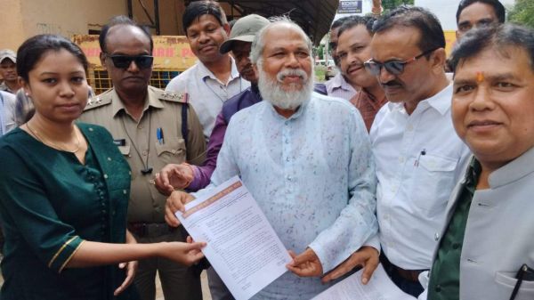 कर्मचारी व अधिकारियों का प्रदर्शन, रैली निकाल कर सौंपा ज्ञापन