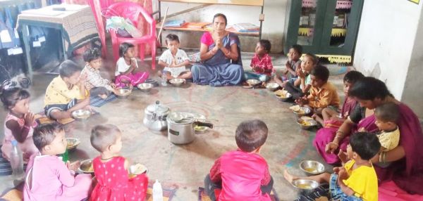 गर्भवती महिलाओं व एनीमिया पीडि़तों को दिया जा रहा गर्म भोजन 