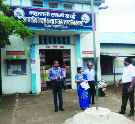 स्कूलों का निरीक्षण, छत मरम्मत कार्य का किया अवलोकन