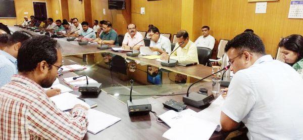 निर्माण कार्यों में तेजी लाने व जल्द ही यूसी-सीसी जमा करने के निर्देश