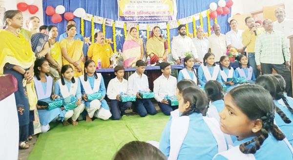 प्रवेशोत्सव में विद्यार्थियों को मिली सायकल व पाठ्यपुस्तक