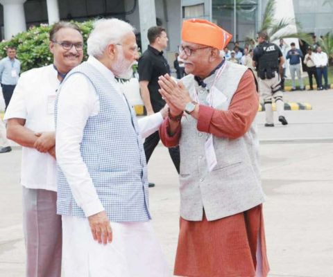 एयरपोर्ट पर पीएम मोदी से चंद्रशेखर साहू ने की मुलाकात