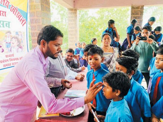 गाजे बाजे, शंखनाद के साथ ग्राम भ्रमण कर प्रवेशोत्सव के लिए घर-घर पहुंचे शिक्षक