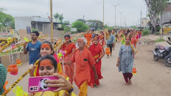  सावन के पहले सोमवार को सडक़ों में नजर आया कांवरियों का रेला