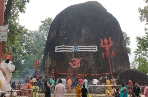 भूतेश्वरनाथ में पहला सोमवार, भक्तों का तांता