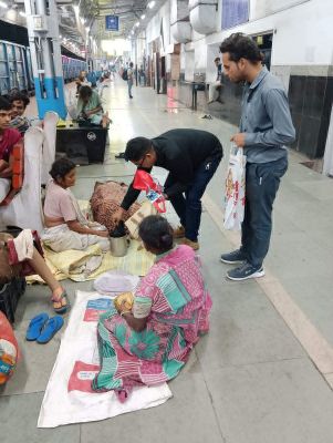 रोटी बैंक ने रेलवे स्टेशन पर बैठे लोगों को बांटा भोजन