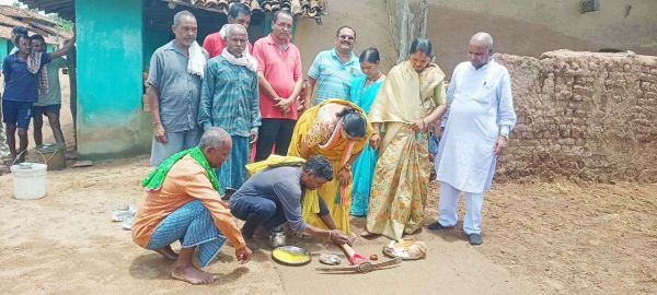 विधायक ने किया सीसी रोड व रंगमंच निर्माण कार्य का भूमिपूजन 