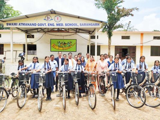 जनचौपाल में बालिकाओं को मिली साइकिलें,  कलेक्टर ने सुनी समस्याएं