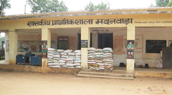 स्कूल को बनाया था मोर्चा