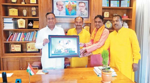 मंदिर प्राण प्रतिष्ठा समारोह के लिए पूर्व विस अध्यक्ष को दिया न्यौता