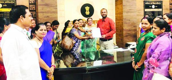 कलेक्टर ने मितानिनों को दिया मानदेय वृद्धि की स्वीकृति आदेश की प्रति