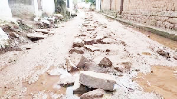 ठेकेदार ने गलियों को खोदा, गांव की सडक़ें बर्बाद, चलना भी मुश्किल