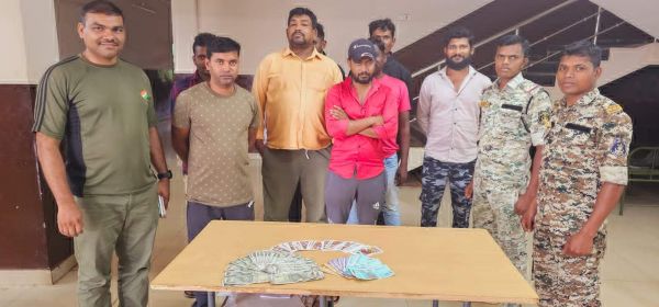 पुलिस ने घेराबंदी कर 8 जुआरियों को दबोचा