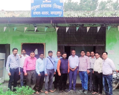 व्याख्याता पदोन्नति की वरिष्ठता सूची समेत अन्य  मांगों को लेकर डीईओ को सौंपा ज्ञापन