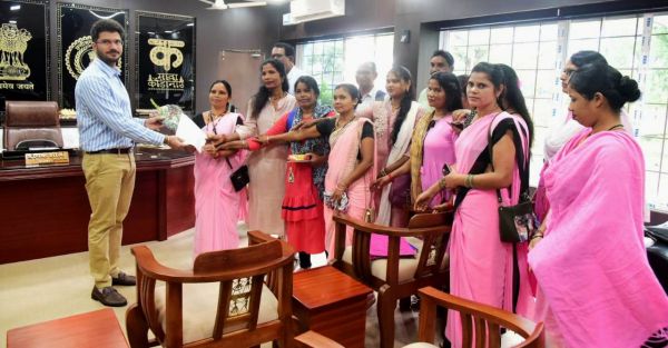 कलेक्टर ने मितानीनों को सौंपा मानदेय  वृद्धि का आदेश और दी बधाई