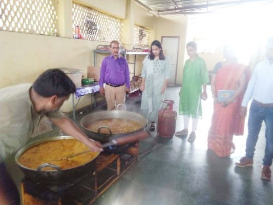 एसडीएम ने किया नवोदय विद्यालय का निरीक्षण और बच्चों से की करियर पर चर्चा 