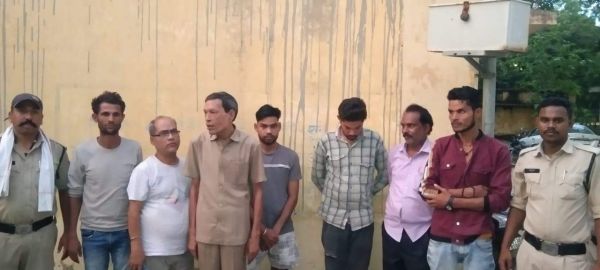 जुआ खेलते आधे दर्जन जुआरी पकड़ाए