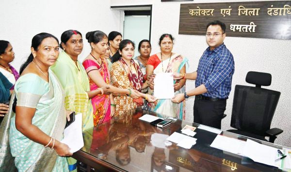 कलेक्टर ने मितानिनों को सौंपी मानदेय में वृद्धि आदेश की प्रति