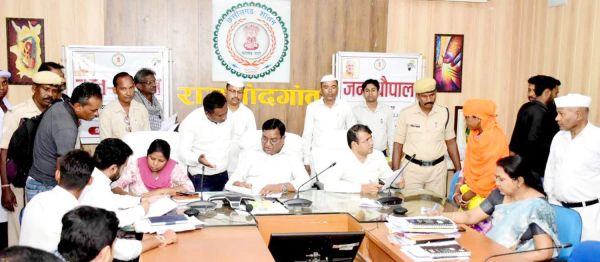 कलेक्टर ने सुनी फरियादियों की समस्याएं