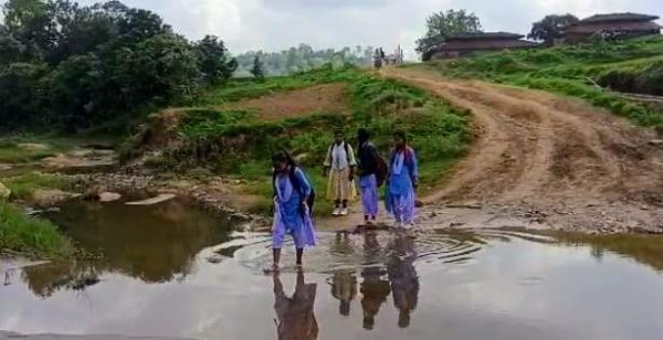 पुलिया नहीं, बरसात में छात्र-छात्राएं जान  जोखिम में डाल पार करते हैं नाला