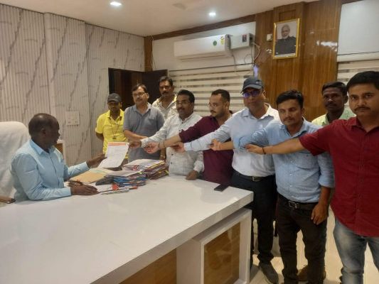 पेट्रोलियम डीलर एसो. ने झारखंड व उत्तरप्रदेश से डीजल-पेट्रोल लाकर बेचने वालों पर अंकुश लगाने सौंपा ज्ञापन