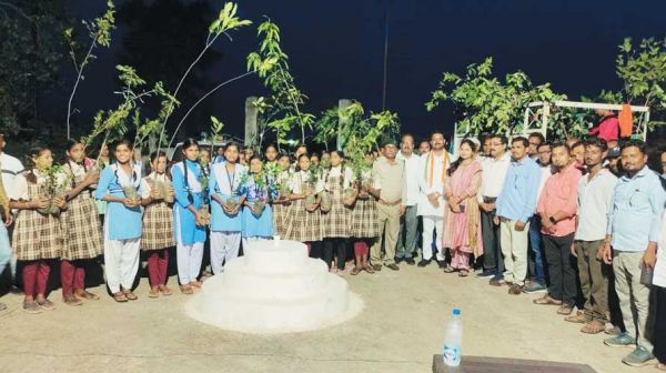 पौधा तुंहर द्वार वृक्षारोपण योजना को दिखाई हरी झंडी