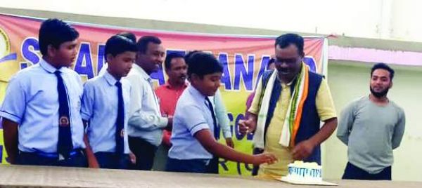सरकारी स्कूल में कार्यकर्ताओं संग कांग्रेस जिलाध्यक्ष ने मनाया जन्मदिन, विरोध में अभाविप ने कलेक्टर को सौंपा ज्ञापन