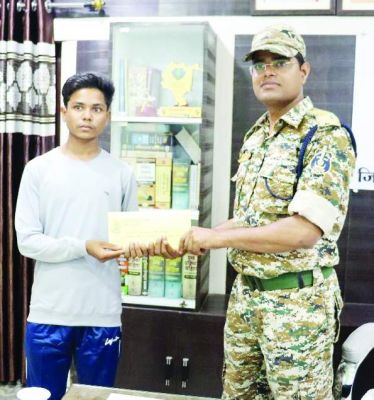 2 लाख के ईनामी नक्सली का समर्पण