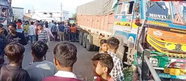बेकाबू ट्रक की चपेट में छात्रा समेत बुजुर्ग घायल, ग्रामीणों ने किया रास्ता जाम