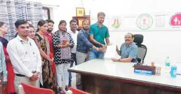 एस्मा लगाने के विरोध में एनएचएम कर्मियों का सामूहिक इस्तीफा