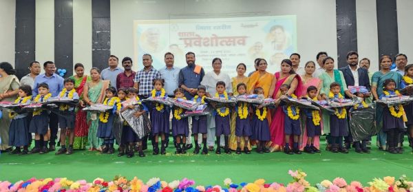 शाला प्रवेश उत्सव, बच्चों को पुस्तकें-गणवेश 