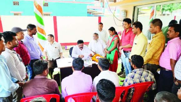 स्वास्थ्य मितान के कर्मियों ने ठेका प्रथा को बंद करने विधायक को दिया ज्ञापन 