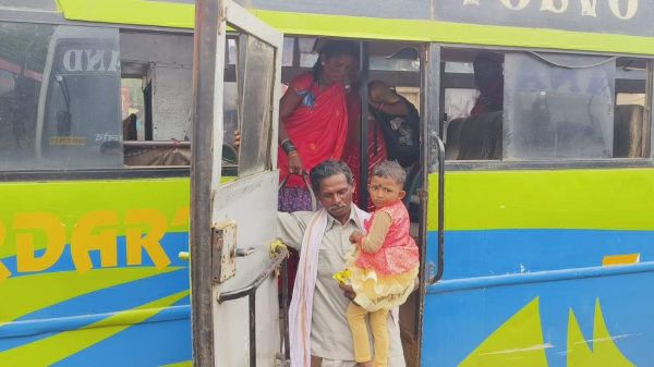 आरटीओ की बेजा वसूली से भडक़े मालिकों ने नांदगांव-बालोद रूट की बसें की खड़ी