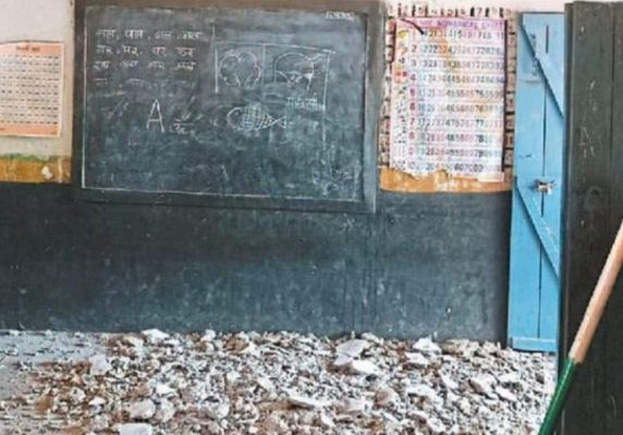 कक्षा पहली की छत का प्लास्टर भरभराकर गिरा,  लंच ब्रेक था, इसलिए बड़ी घटना नहीं हुई  