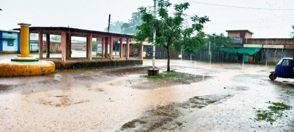 काले मेघों के बीच बरसे बारिश