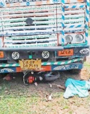 ट्रक की चपेट में आए बाइक सवार, 2 की मौत, 2 गंभीर 