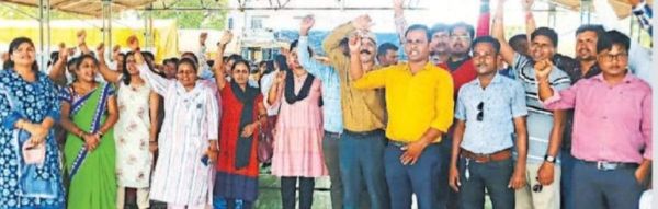 एस्मा के विरोध में सामूहिक इस्तीफा सौंपा संविदा कर्मियों ने 