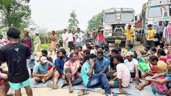 स्कूल भवन व शिक्षक की मांग को ले सडक़ पर बैठे ग्रामीण