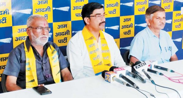 अनियमित संविदा कर्मचारियों से वादाखिलाफी के खिलाफ आप पार्टी सामने आई